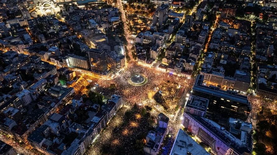 Serbia në Prag të Zgjedhjeve: Studentët Kërkojnë Fundin e Epokës Vuçiç