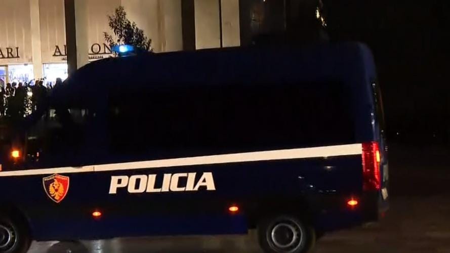 Tension në Tiranë: Forcat e Policisë Intervenojnë Gjatë Protestës