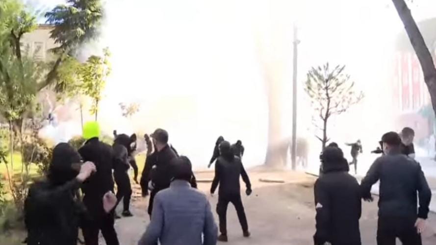 Tensione në Kryeministri: Përleshje mes Policisë dhe Protestuesve