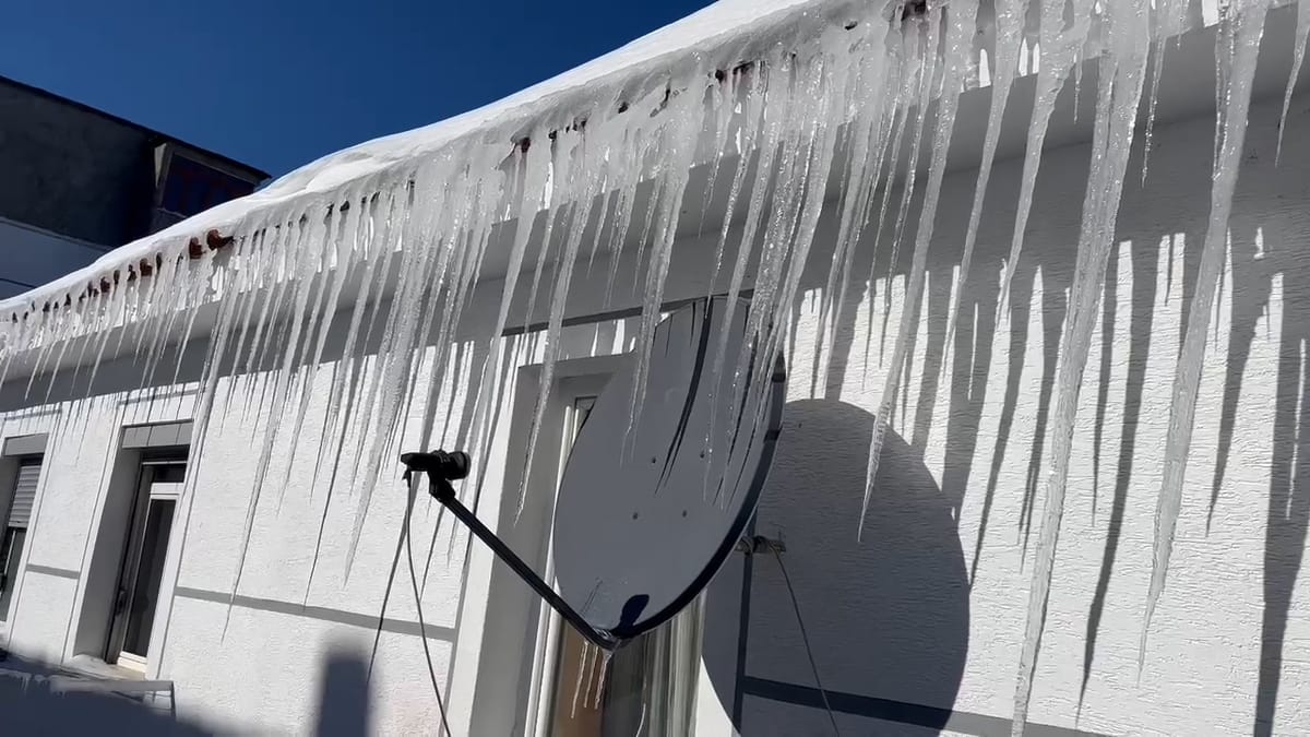 Situatë e vështirë në fshatrat e Bulqizës, banorët ecin në këmbë pasi rrugët janë akull