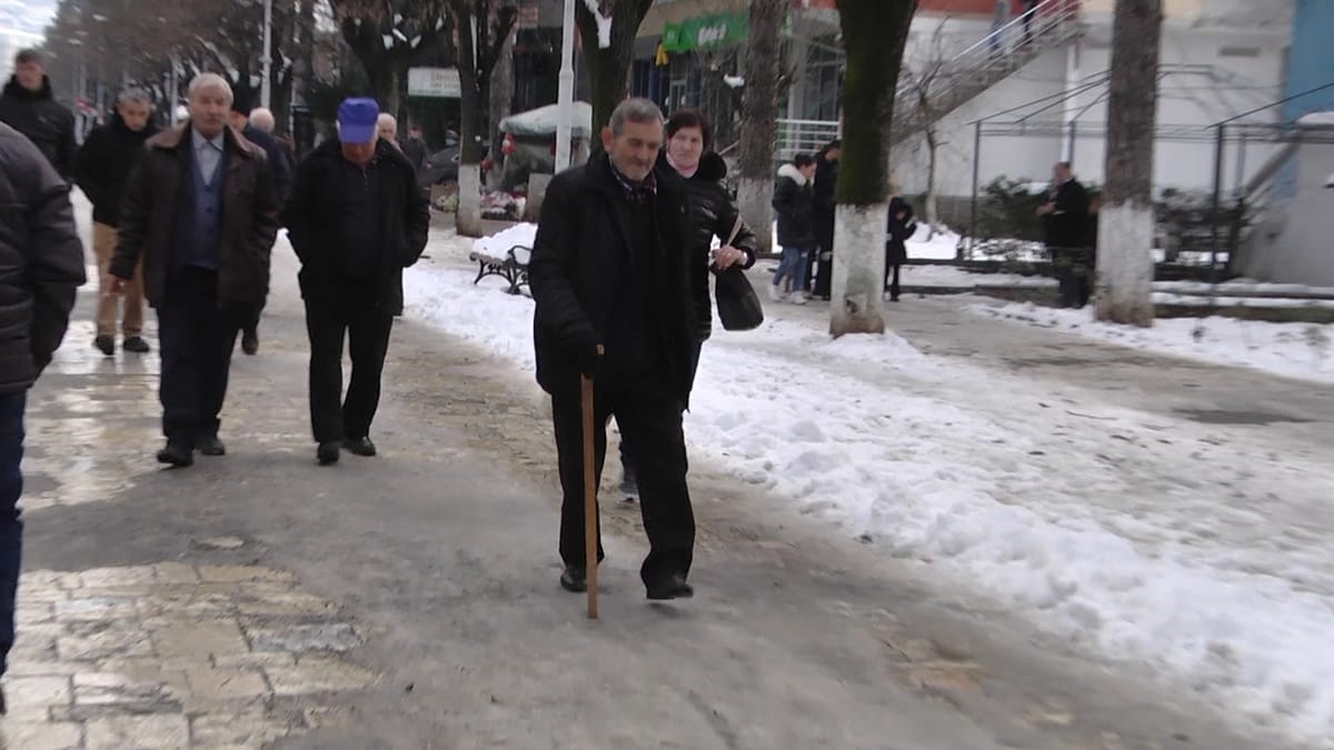 Prej 6 ditësh, bulevardi “Elez Isufi” i “pushtuar” nga akulli. Flasin qytetarët