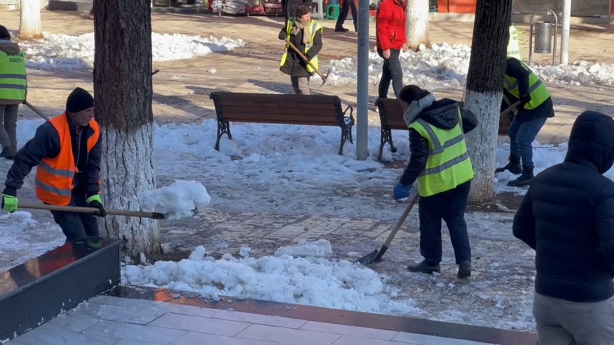 Pas 10 ditësh, Bashkia Dibër, "kujtohet" të pastrojë akullin në bulevardin "Elez Isufi"