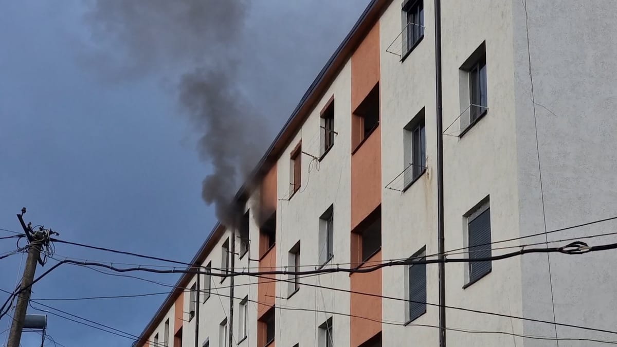 Zjarr në katin e 5 të një pallati në Burrel, shpëtojnë anëtarët e familjes