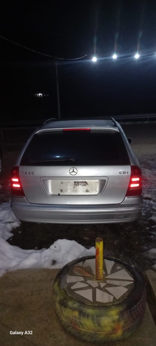 Vidhen targat e mjeteve të parkuara anash rrugës së Arbrit në Xibër