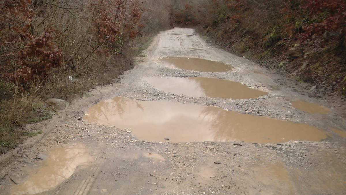 Rruga kufitare plot gropa, ankohen drejtuesit e mjeteve