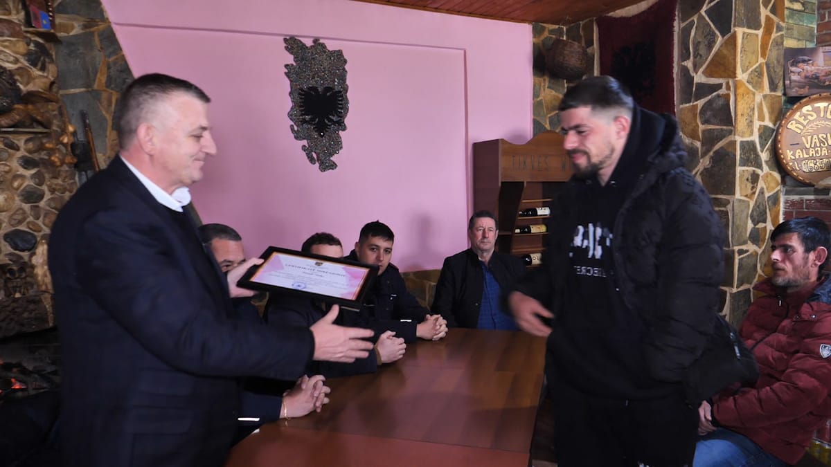 DIBËR, SHPËTUAN 2 TURISTËT, BASHKIA U JEP CERTIFIKATA MIRËNJOHJE