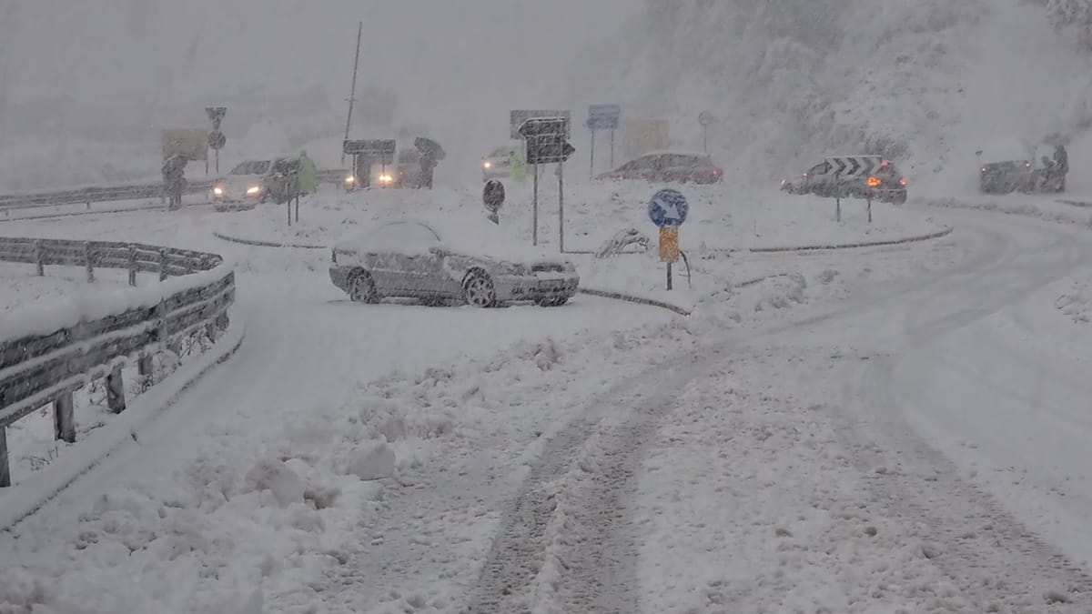 Java mbyllet me ulje temperature dhe reshje bore