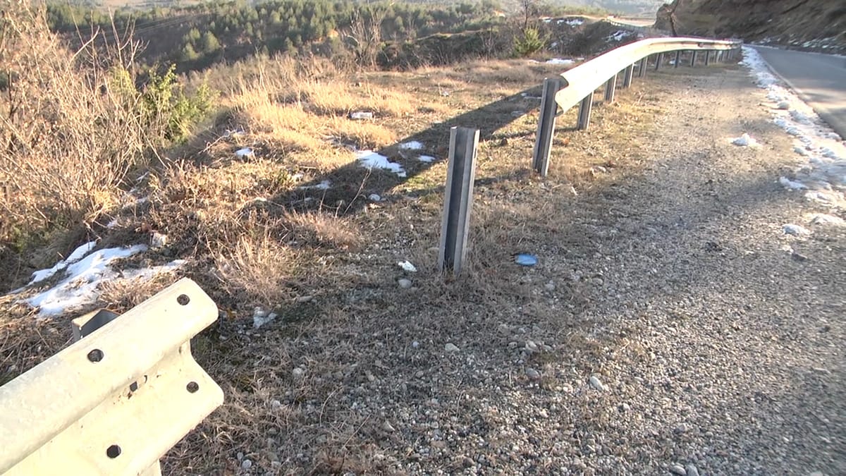 Vidhen barrierat metalike në rrugën Klos – Qaf Buall