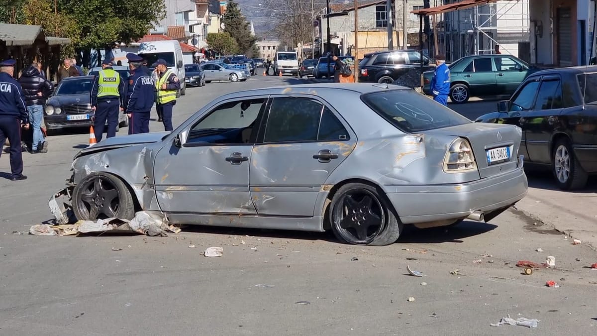 Aksident i rëndë në qytetin e Burrelit, makina del në trotuar dhe përplas 4 persona, tre nisen për Tiranë