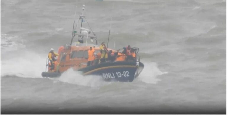 Tragjedi në La Mansh/ Mbytet gomonia me emigrantë, së paku 3 të vdekur