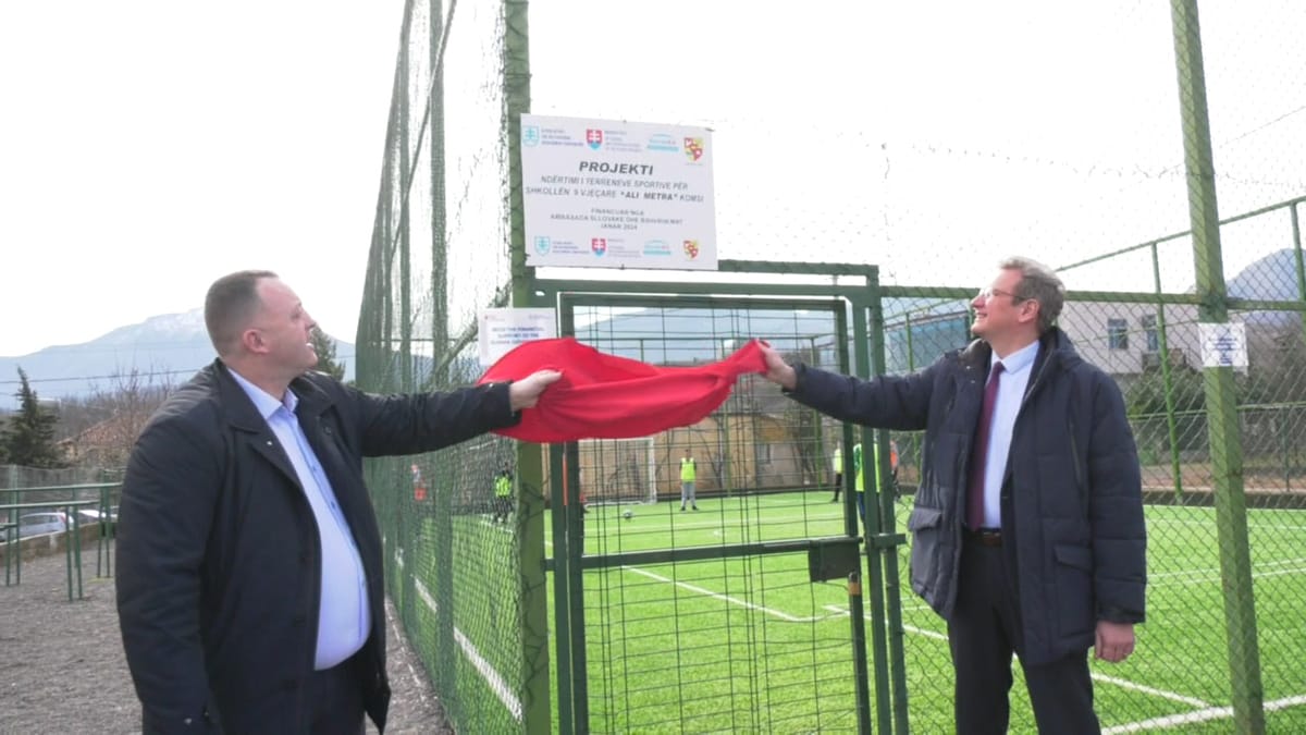 Inagurohet terreni sportiv në Komsi, merr pjesë edhe ambasadori sllovak