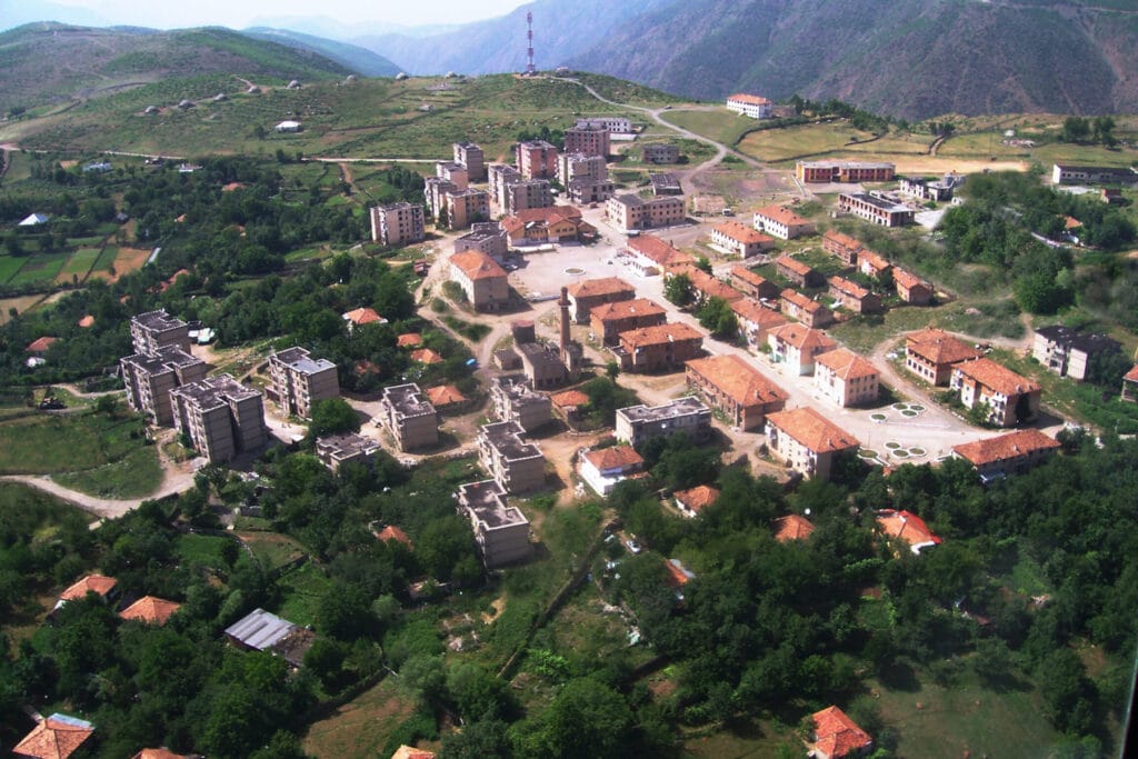 Banorët e  Martaneshit të pakënaqur me shërbimet, kërkojnë të kalojnë me Klosin ose Tiranën