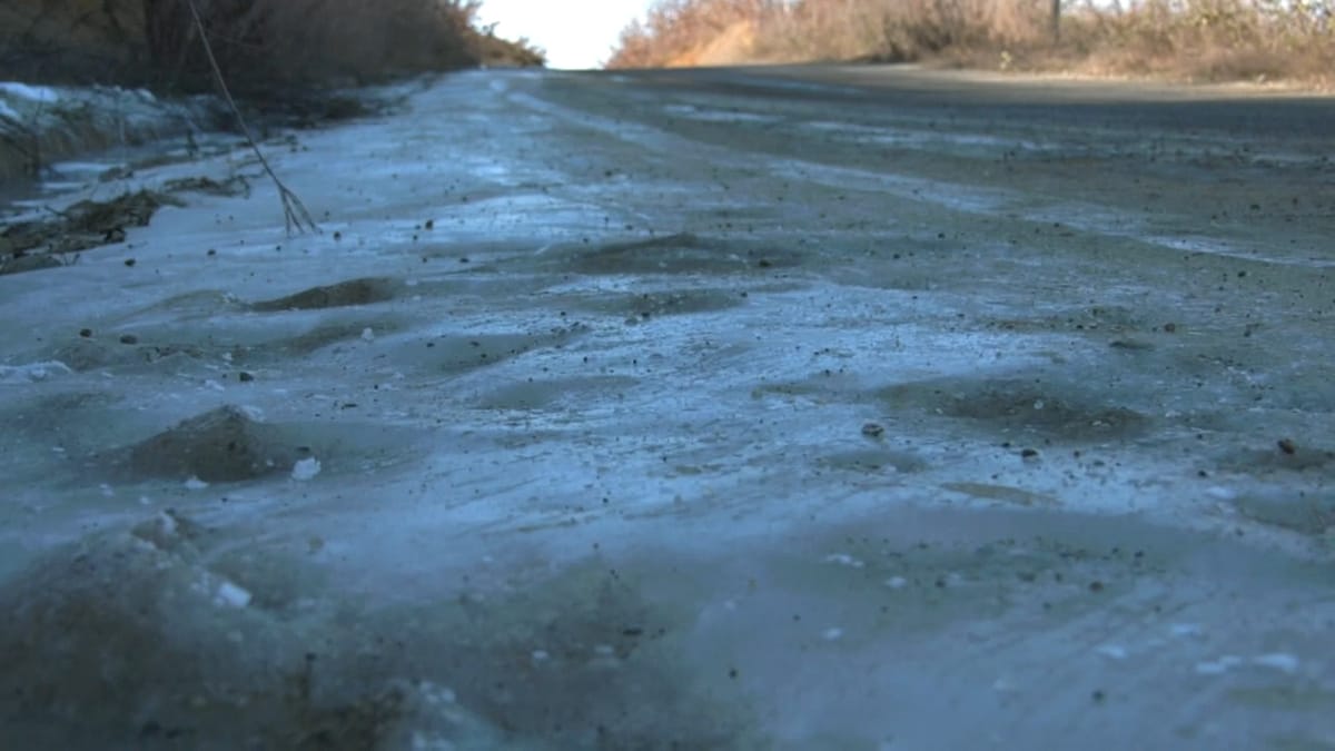 Veç gropave dhe baltës edhe akull në rrugën e Urakës