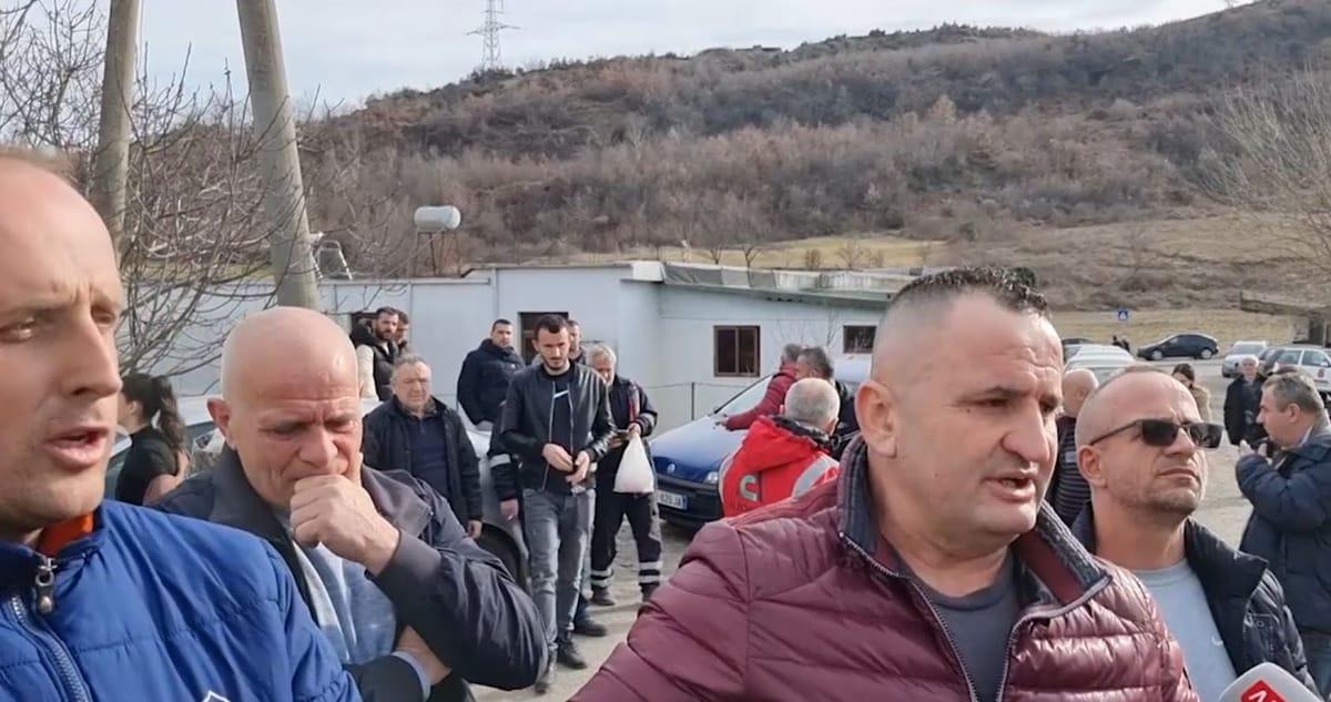 Burrel, metalurgët në protestë, kërkojnë largimin e drejtorit të UFK, përmirësim të kushteve të punës si dhe rritje page