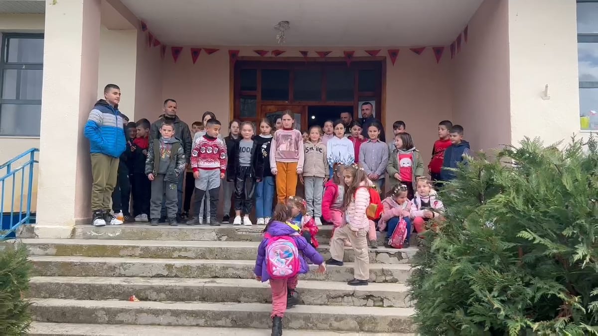 Vijon bojkoti i mësimit në fshatin Kllobçisht të Dibrës, fëmijë e prindër dalin në protestë