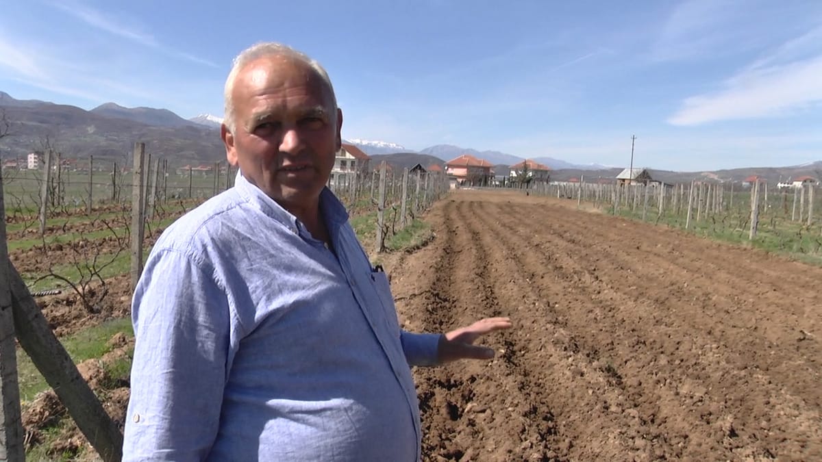 Fermeri në fshatin Burim të Maqellarës, i përkushtuar për bujqësinë