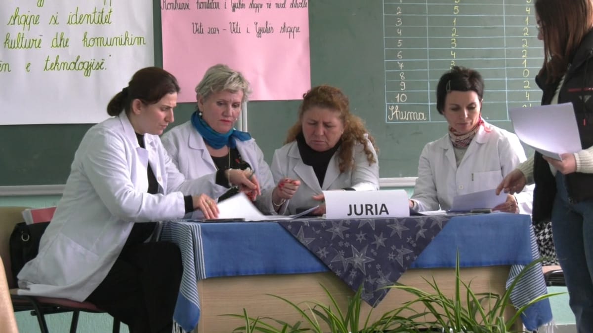 Nis konkursi kombëtar i gjuhës shqipe. Edhe në 10 shkollat 9-vjeçare të Bashkisë Mat, konkursi u realizua në të njëjtën kohë