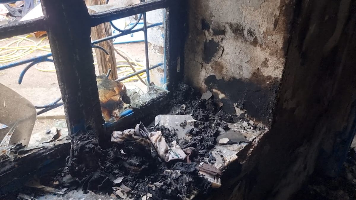 Shkopet, banesa përfshihet nga flakët shpëton mrekullisht çifti i të moshuarve