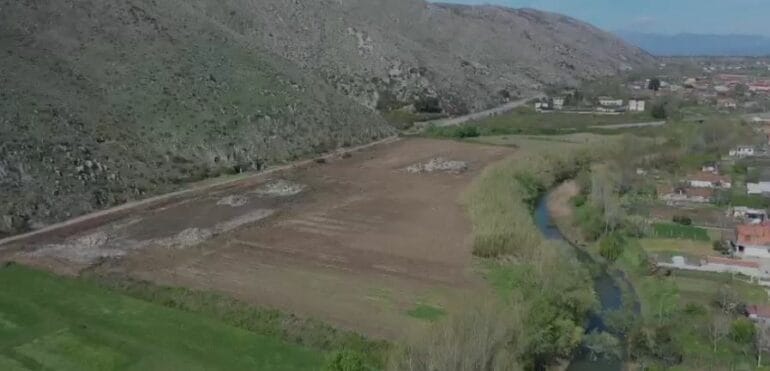 Nis puna për ndërtimin e kampit të refugjatëve në Gjadër. Muri i lartë afro 7 metra që do të shërbejë për të rritur sigurinë, banorët: