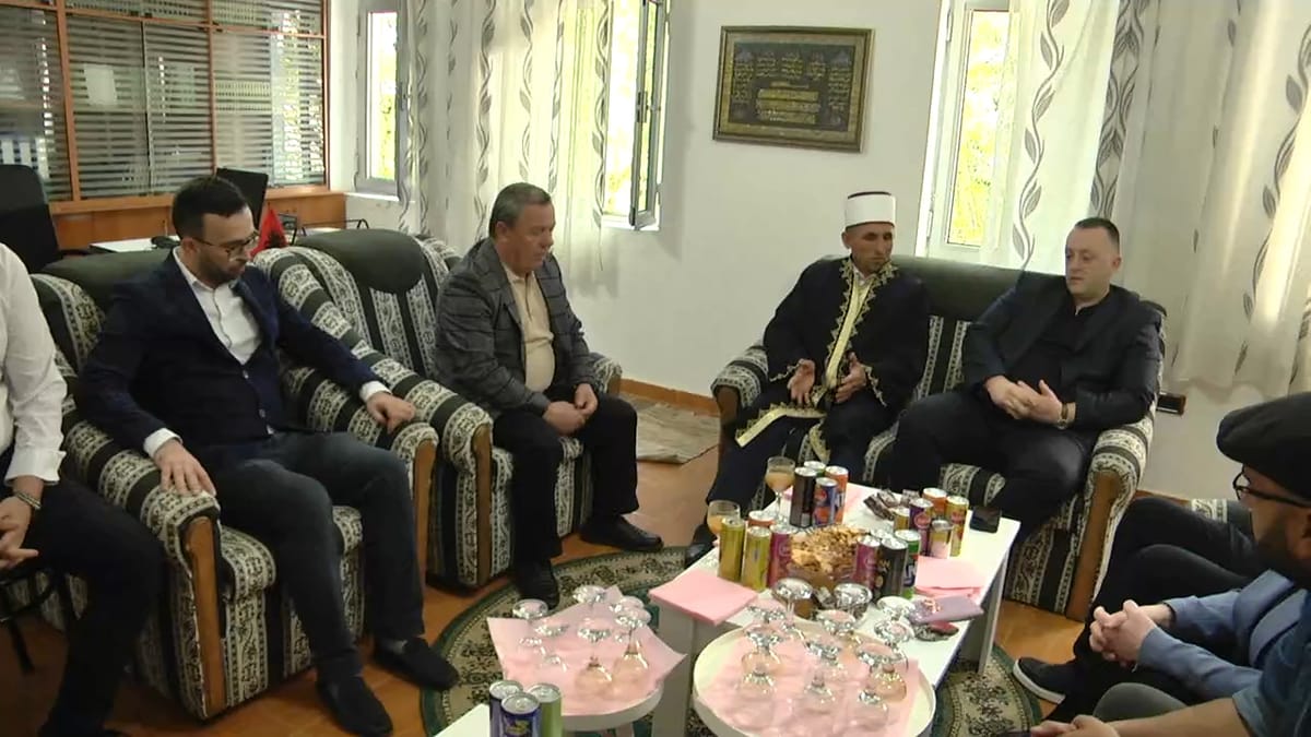 MAT / PUSHTETARË E POLITIKANË VIZITA NË MYFTININË MAT