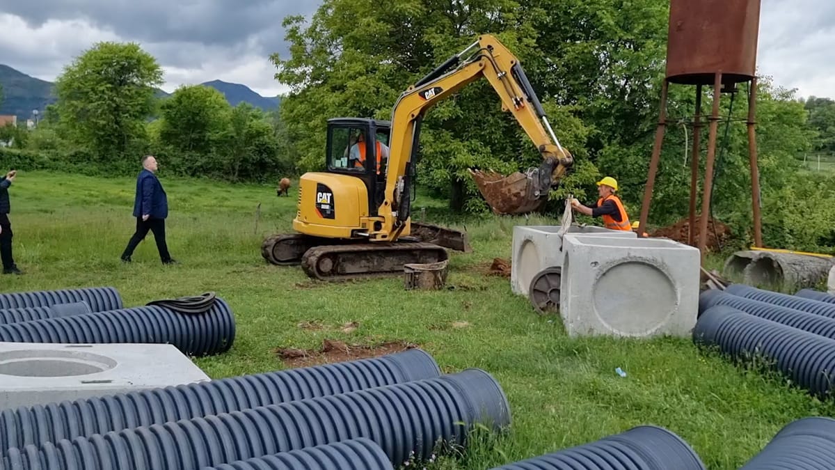 Kryetari i Bashkisë Mat Agron Malaj inspekton punimet për rrjetin e ujërave të zeza në fshatin Muzhakë