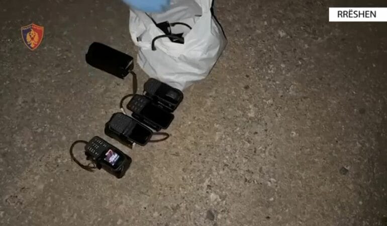 MIRDITË/ Lëvizte me mina dhe eksploziv me vete, pranga 45-vjeçarit në Rrëshen, ja çfarë iu gjet në banesë