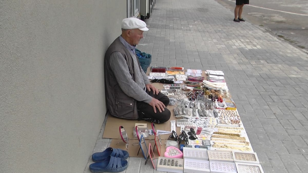 84-vjeçari Brahim Kovaçi, shkon në Peshkopi për llixha, por ndihmon edhe pensionin duke shitur produktet të ndryshme