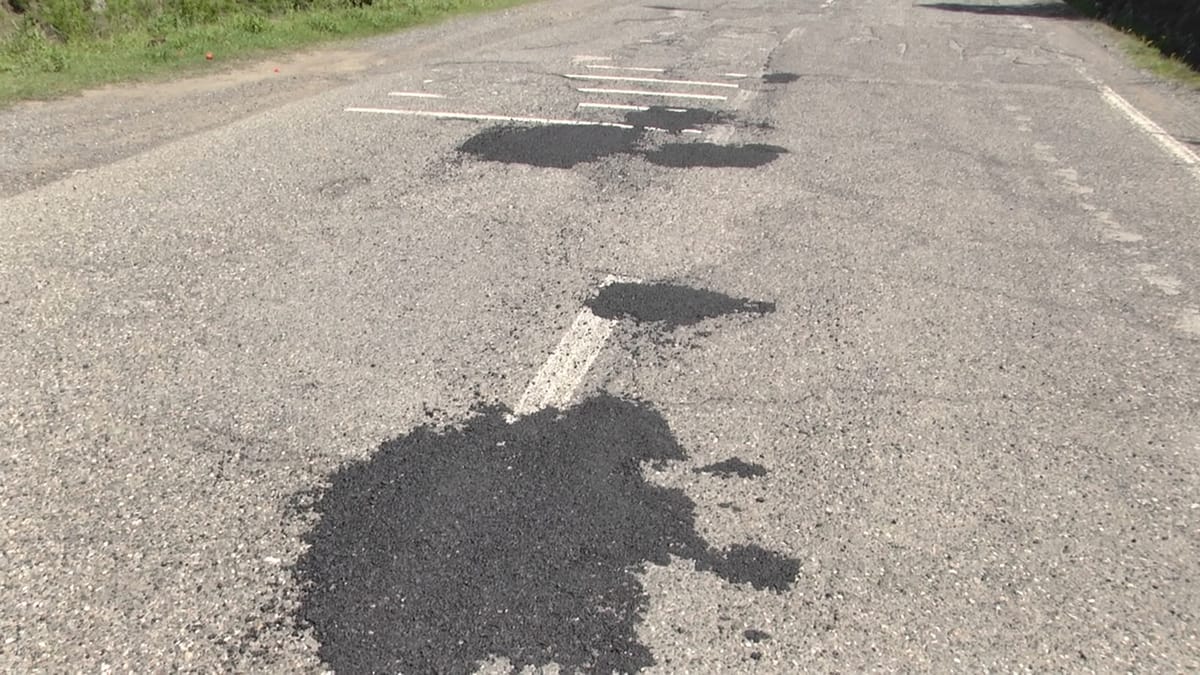 Mbushja e gropave në rrugën Skuraj – Burrel, drejtuesit e mjeteve: nuk ka asnjë efekt afatgjatë