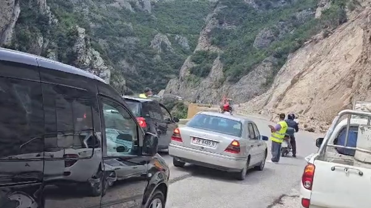 Probleme me qarkullimin në rrugën e Arbrit në vendin e quajtur Shkalla e Tujanit