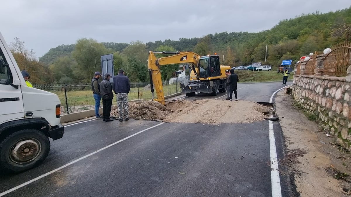 Hyrja e rrugës së fshatit Fshat që lidh Matin me Rrugën e Arbrit, ende pa u rregulluar përfundimisht
