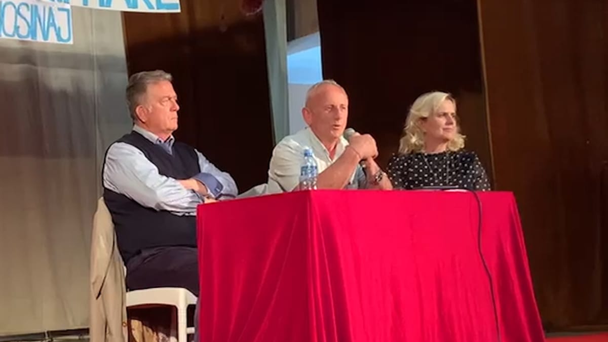 Shkrimtari Viktor Canosinaj sjell librin e tij më të ri në Burrel