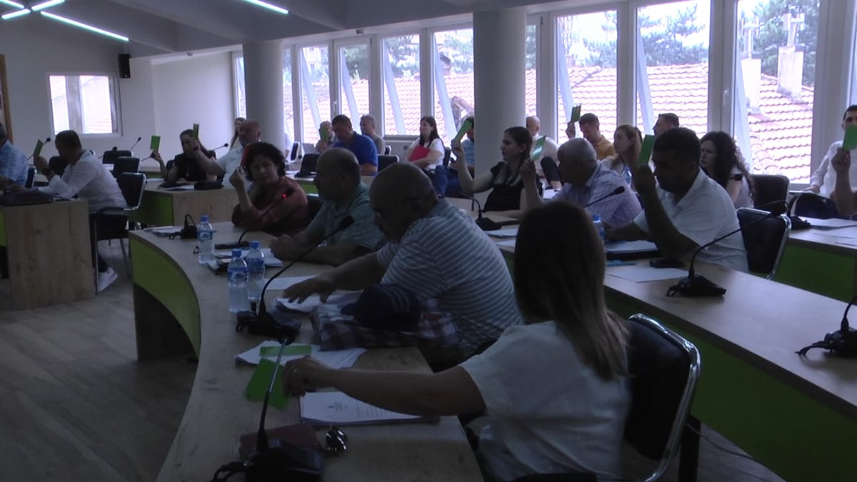 Këshilli bashkiak Dibër miraton më në fund pikat e rendit të ditës të shtyra 4 herë