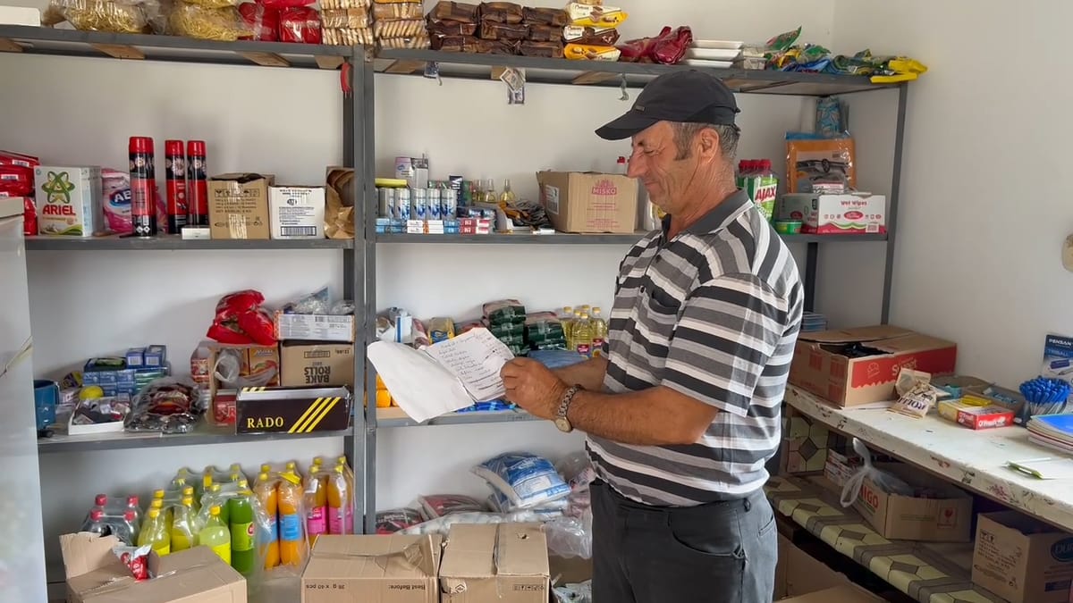 BEJNË, PENSIONISTËT MARRIN USHQIMET ME LISTË PËR TË FESTUAR KURBAN BAJRAMIN