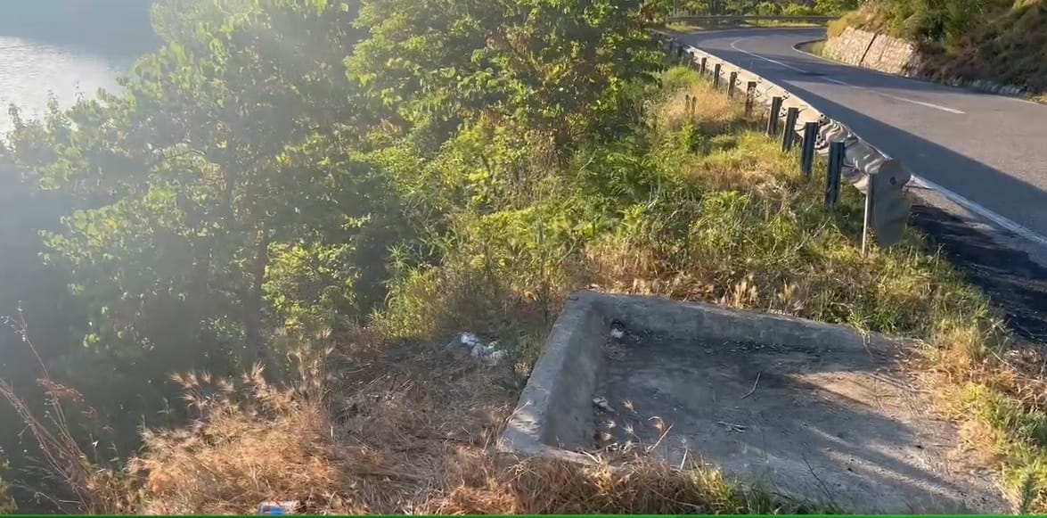 "ZHDUKET" KONTENIERI I MBETURINAVE NË VABLI, UDHËTARËT NDOTIN BREGUN E LIQENIT