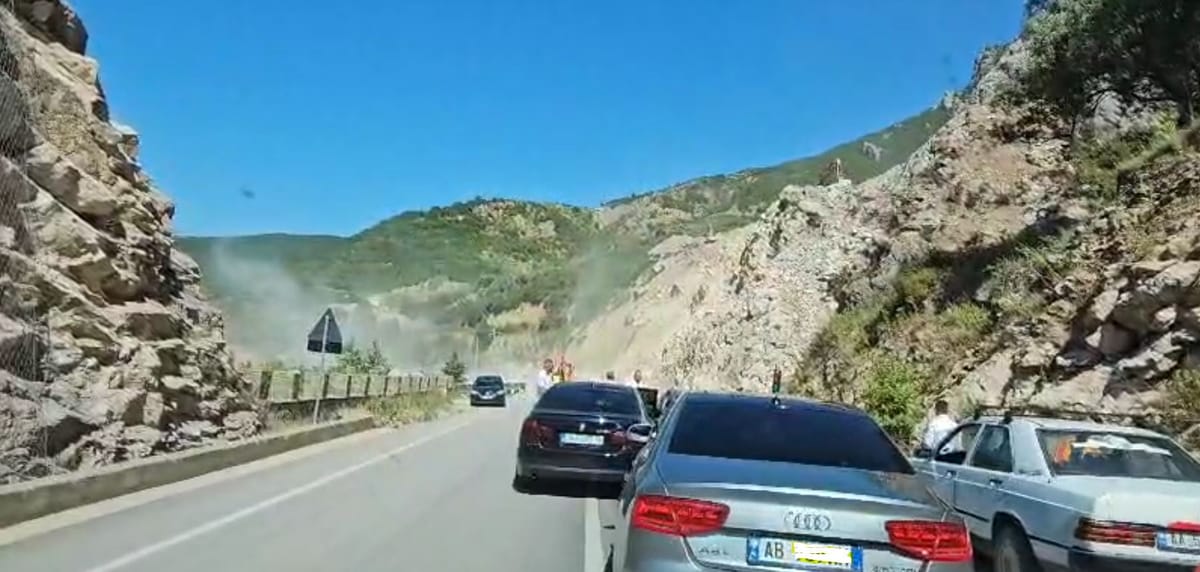 Në ditë pushimi, firma e gjen të bllokojë rrugën e Arbrit