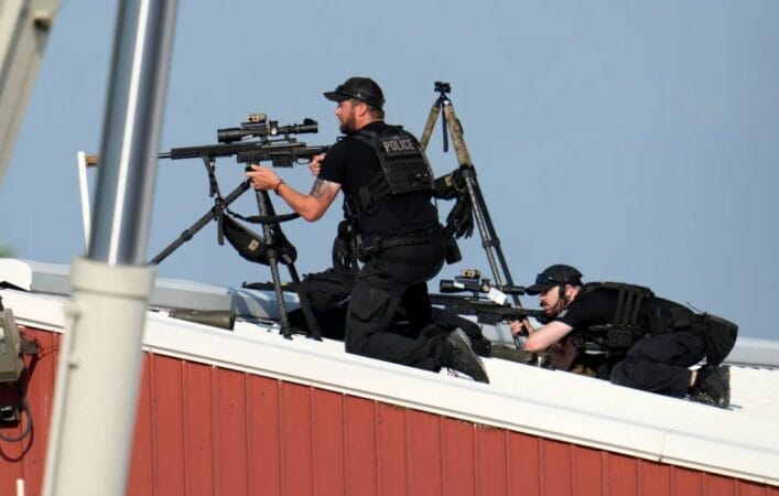 Atentatori ishte 120 m larg Trumpit, momenti kur 2 snajperistët amerikanë e ekzekutojnë mbi çatinë e ndërtesës nga ku qëlloi