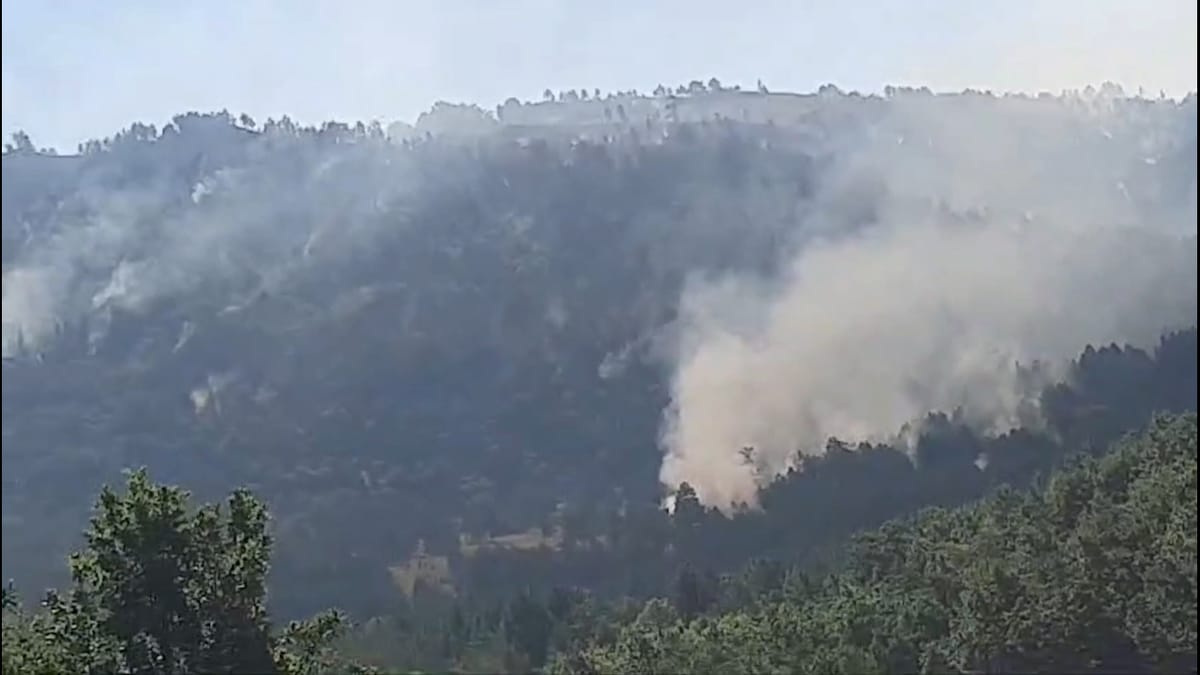 Zjarri në Bulqizë i afrohet banesave, ndërhyrja nga ajri