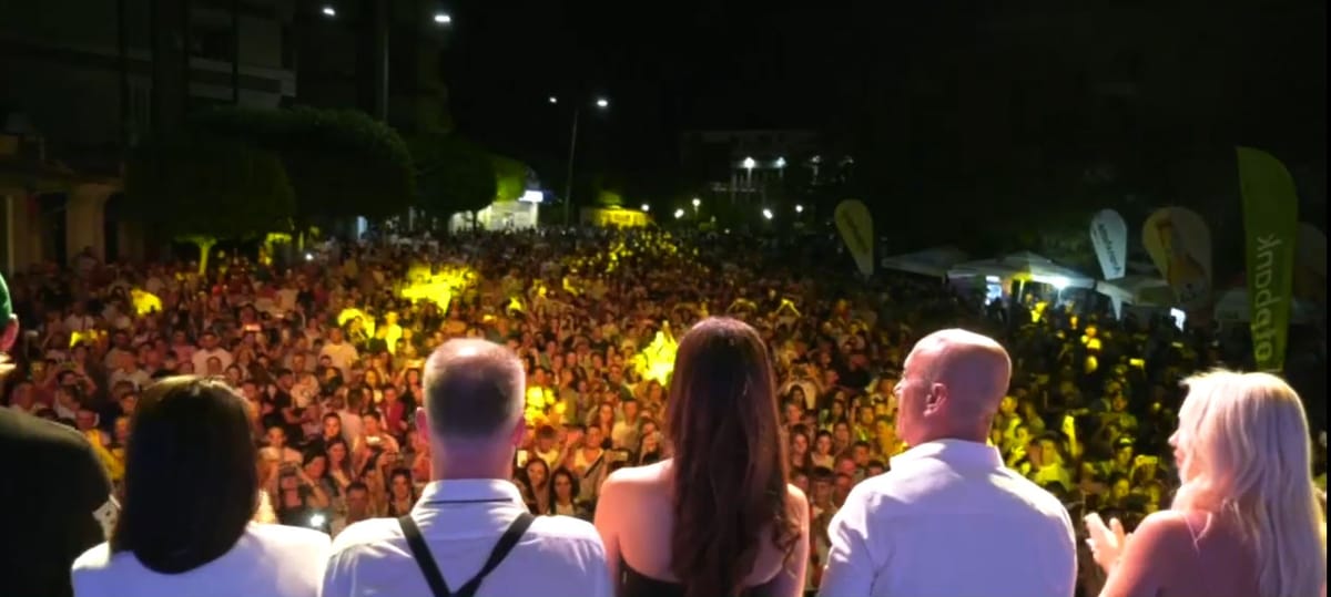 HUMOR DHE FESTË NË SHESHIN “AHMET ZOGU” ME RASTIN E “31 KORRIKUT”