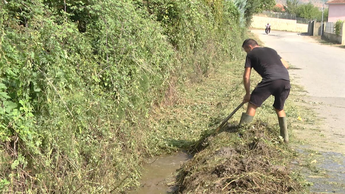 Bulqizë, nuk e bëri firma mirëmbajtëse, emigranti pastron kanalin e rrugës nacionale
