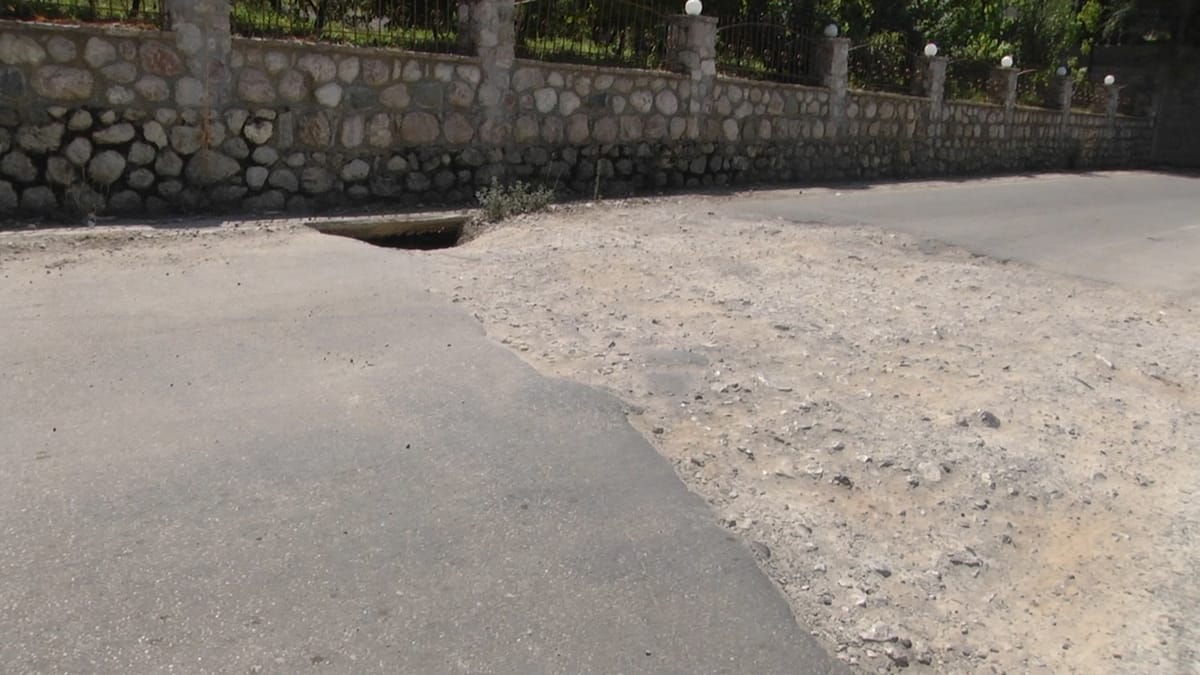 DËMTOHET NJË PJESË E RRUGËS SË ARBRIT. PREJ 8 MUAJSH NUK ËSHTË RIPARUAR ENDE