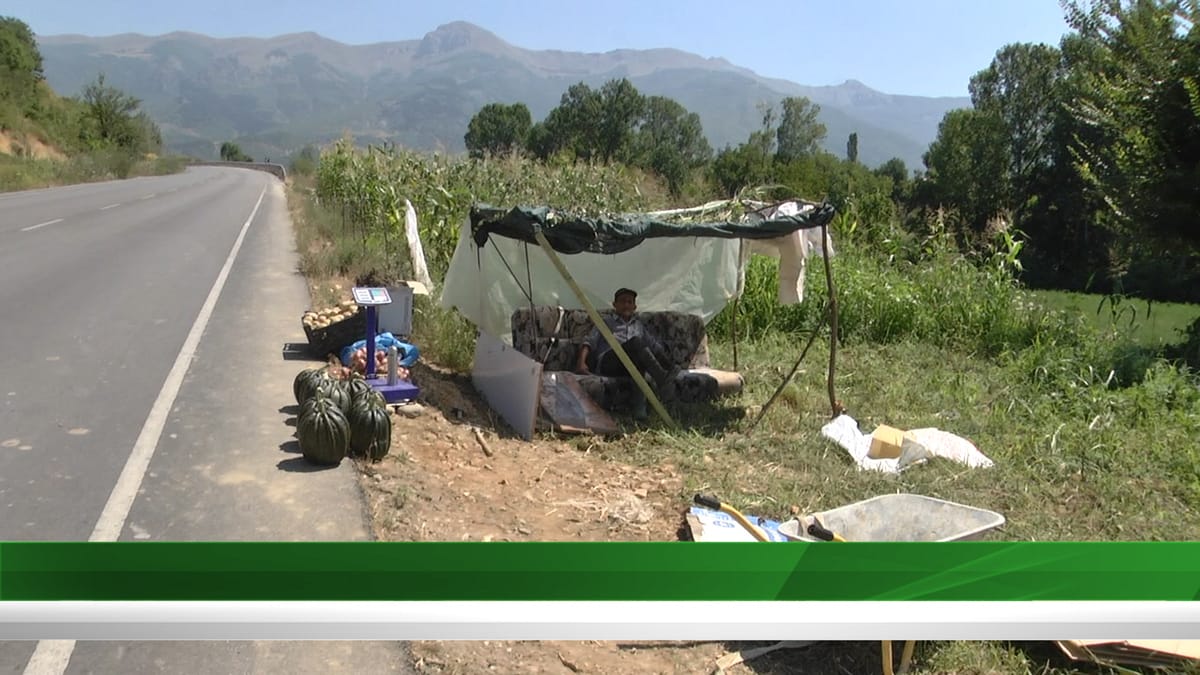 Dibër / ish-minatori pensionist shet në rrugë pasi nuk i del pensioni