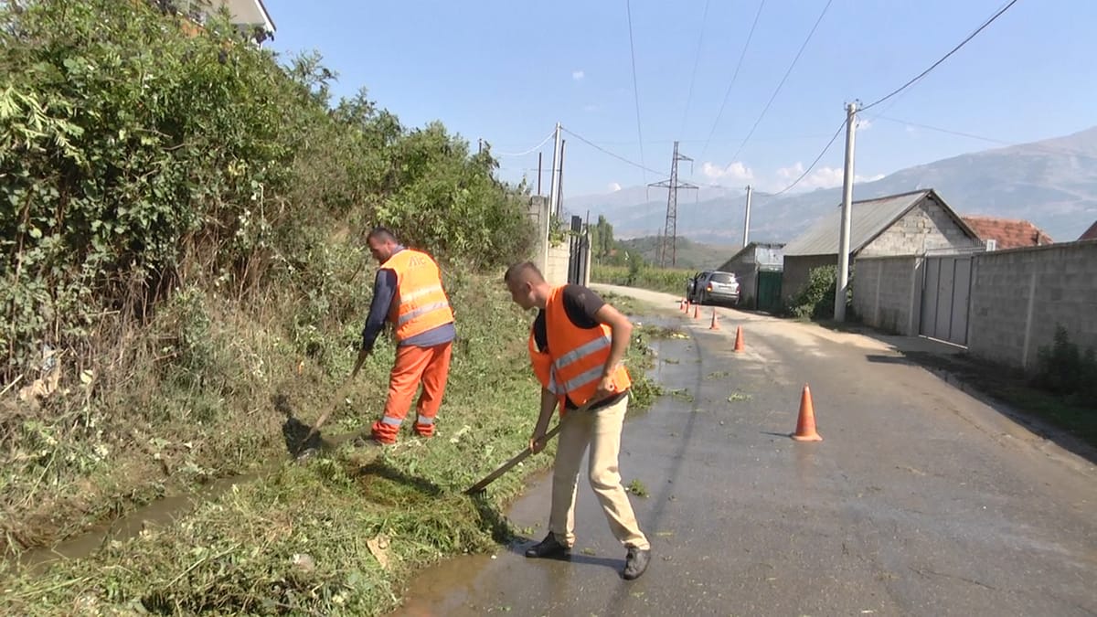 “Zgjohet” firma mirëmbajtëse, nis pastrimin e kanalit në Shupenzë