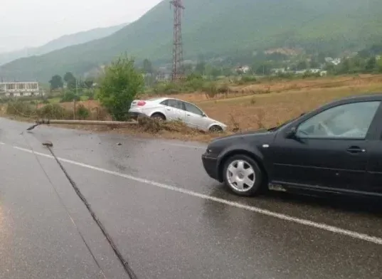 Aksident në Bulqizë, makina përplaset me shtyllën, plagoset rëndë drejtuesi i mjetit
