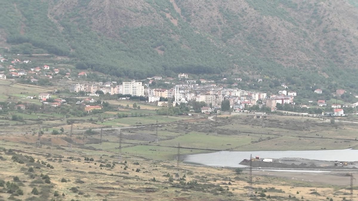 Atentati në Bulqizë, policia gjen një motomjet të djegur në dalje të qytetit, dyshohet se i përket autorit