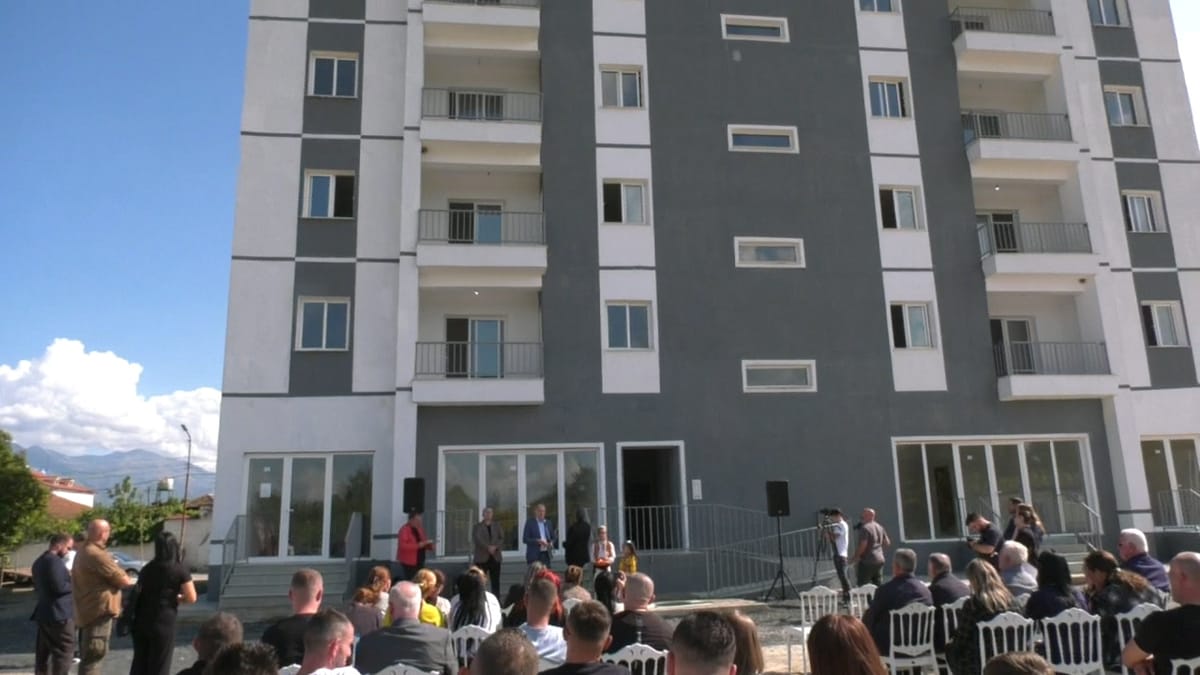 Ndahen banesat me kosto të ulët në Burrel, i pranishëm edhe Ministri Blendi Gonxhja