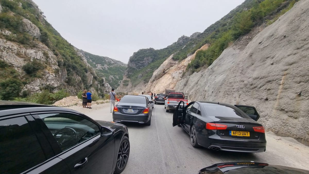 Problemet në rrugën e Arbrit, bllokim të qarkullimit tek Shkalla e Tujanit