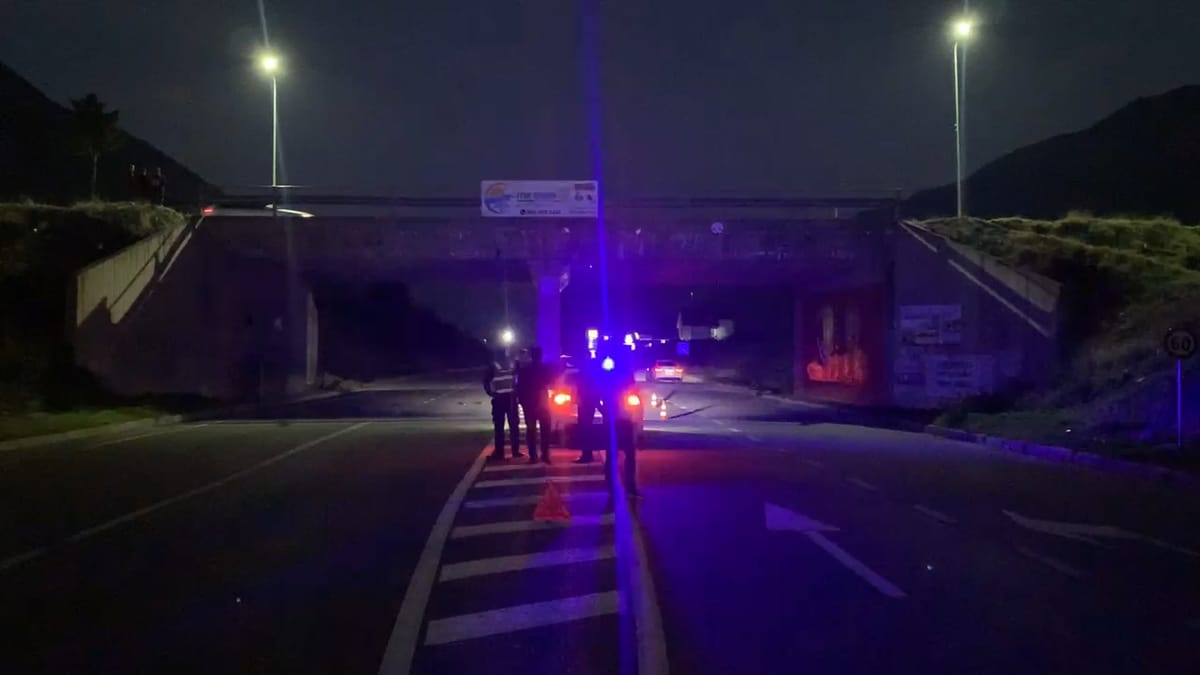 Bulqizë, makina përplaset me këmbën e urës, drejtuesi i mjetit dërgohet tek Trauma