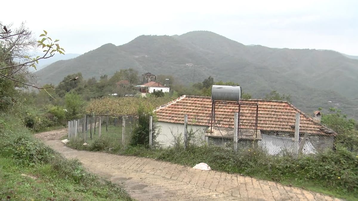 KURBIN / FSHATI FERRË SHKOPET, PA RRUGË E UJË. BANORËT: MË MIRË TË KISHIM QENË ME BASHKINË MAT