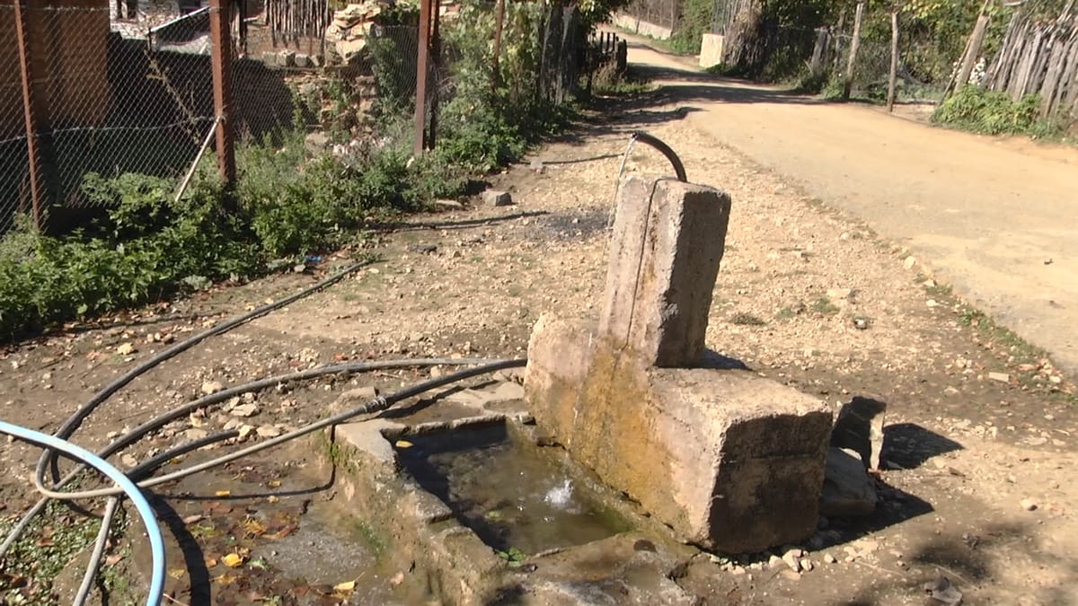 BULQIZË / FSHATI RADOVESH, PA RRJET UJËSJELLËSI NË BANESA