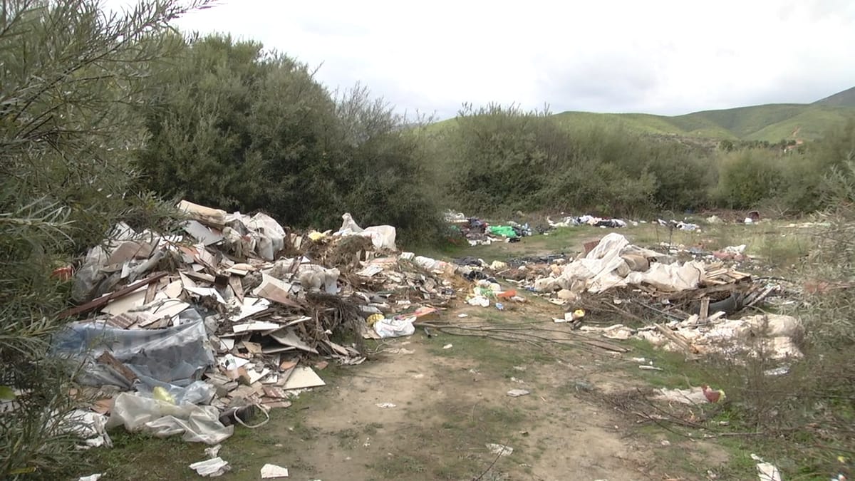 Inerte përgjatë rrugës së Arbrit në Gjoricë, ndotet shtrati i zallit të Bulqizës